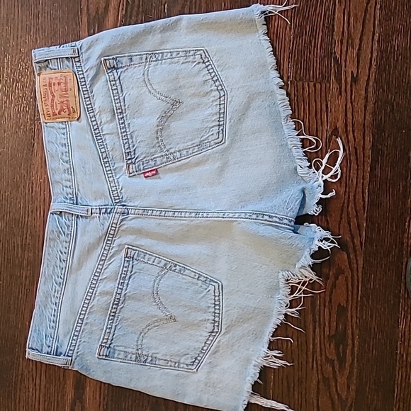 Levi's 501 Women's W32 Light Wash Button Fly Distressed Blue Jean Denim Shorts - Picture 6 of 16